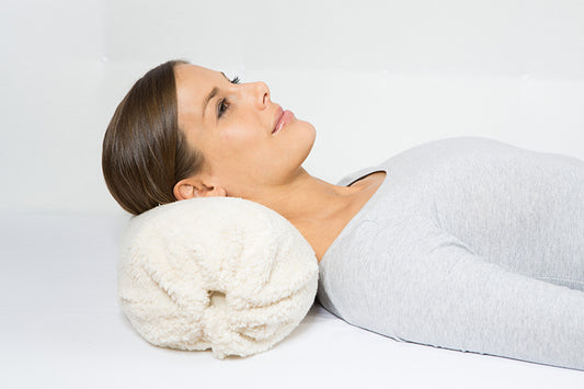 Nackenschmerzen adé: Die Nackenrolle für einen gesunden Schlaf